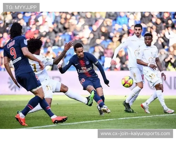 巴黎禁区内巧妙分球令对手难以预测