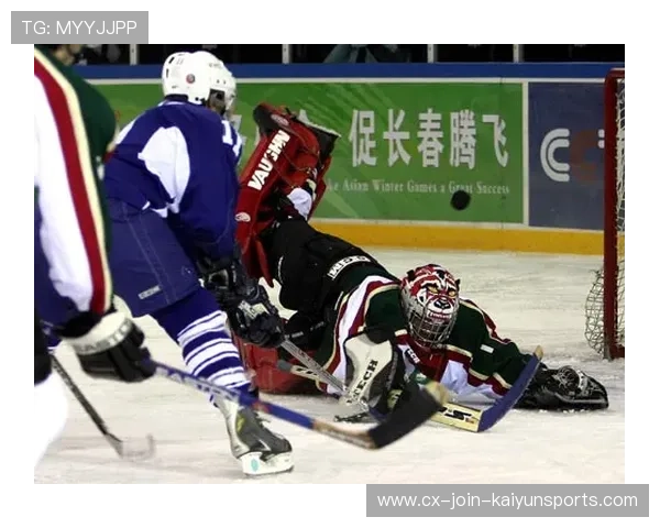 冰球守门员“蝙蝠式”飞扑救险震撼全场